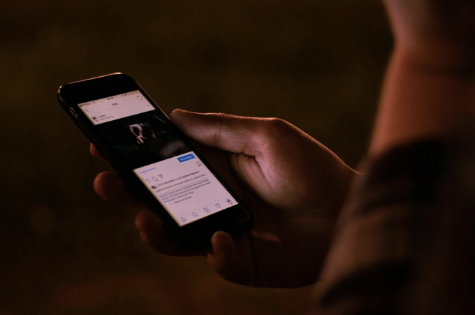 Ánh sáng xanh từ màn hình điện tử không chỉ khiến bạn khó ngủ mà còn liên quan trực tiếp đến sức khỏe chuyển hóa. Ảnh: swanwicksleep