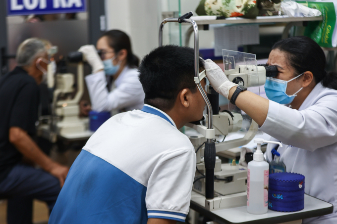 Người dân đi khám tại Bệnh viện Mắt TP HCM. Ảnh: Quỳnh Trần
