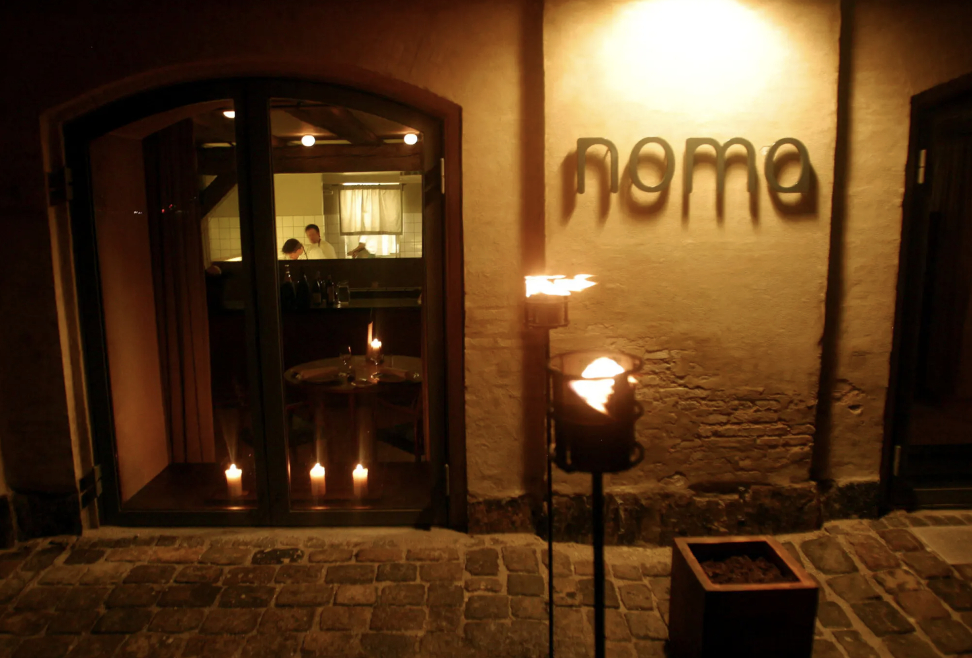 35 người tố bếp trưởng nhà hàng đạt 3 sao Michelin đấm nhân viên, lấy dụng cụ bếp đâm chân dưới gầm bàn- Ảnh 1.