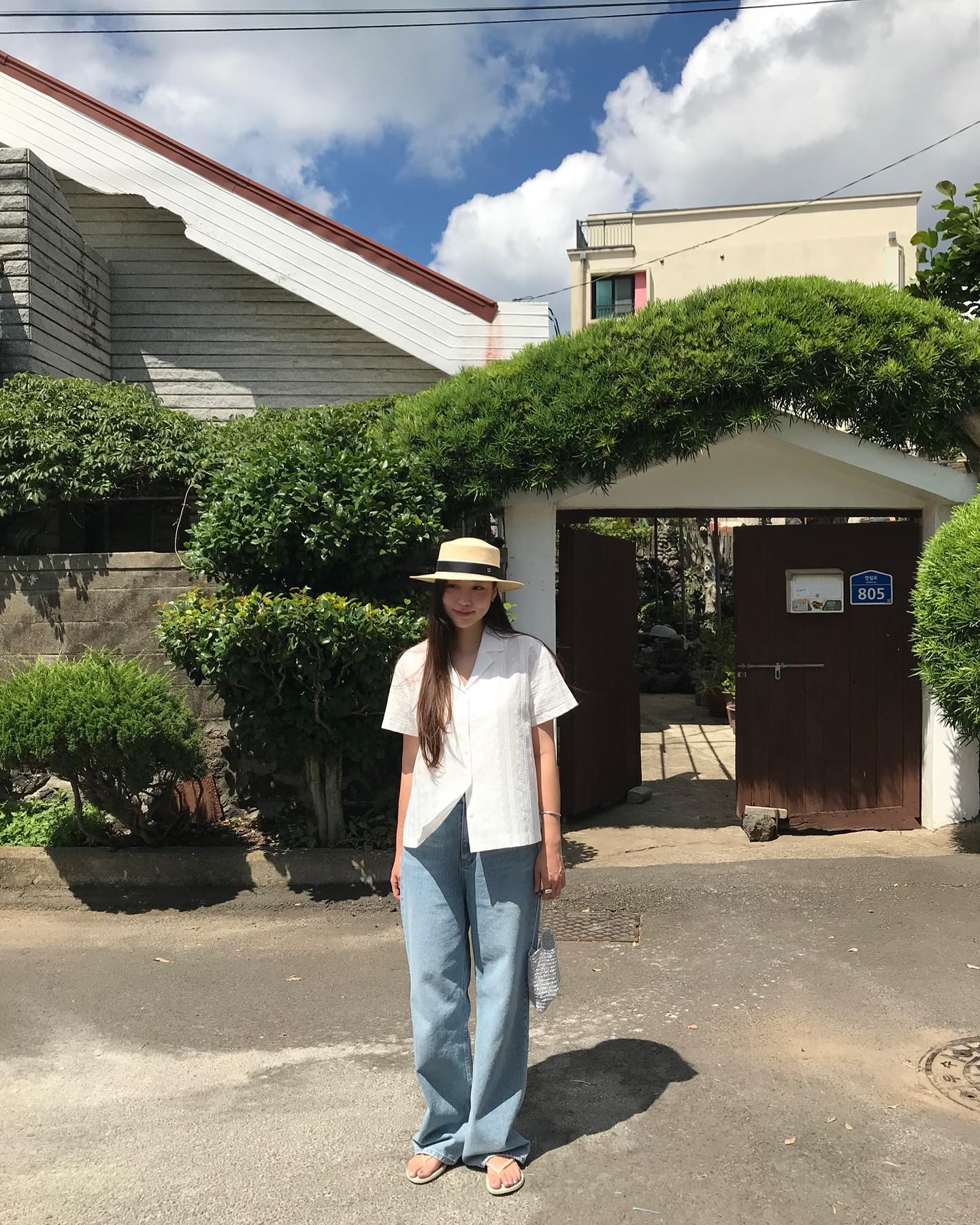 Áo trắng là số 1 trong tủ đồ mùa hè: 4 cách diện đơn giản nhưng sành điệu xuất sắc cho mọi nàng- Ảnh 4. Áo trắng là số 1 trong tủ đồ mùa hè: 4 cách diện đơn giản nhưng sành điệu xuất sắc cho mọi nàng- Ảnh 4.