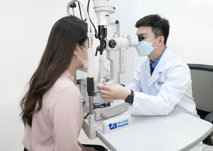 Bác sĩ Phúc khám mắt cho một phụ nữ. Ảnh minh họa: Bệnh viện Đa khoa Tâm Anh