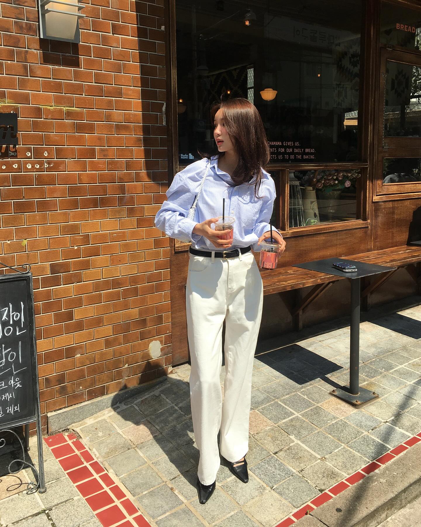 4 kiểu giày mùa hè phù hợp nhất để mix với quần ống rộng, giúp cả set đồ nhìn đẹp hơn hẳn- Ảnh 4. 4 kiểu giày mùa hè phù hợp nhất để mix với quần ống rộng, giúp cả set đồ nhìn đẹp hơn hẳn- Ảnh 4.