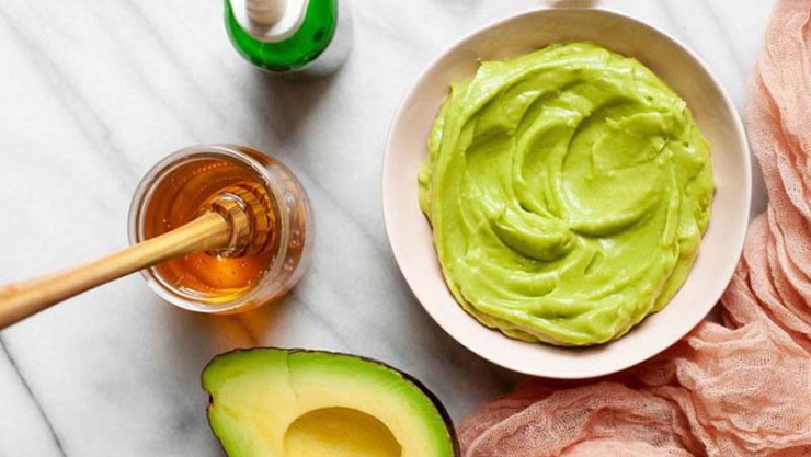 Mặt nạ từ bơ và mật ong cung cấp nguồn dinh dưỡng vàng cho da khô, bong tróc.