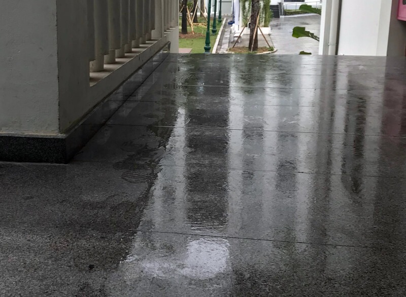 Thời tiết nồm ẩm miền Bắc khiến sàn nhà 