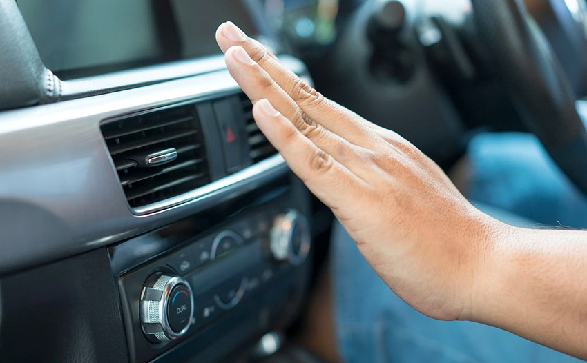 5 dấu hiệu cảnh báo điều hòa ô tô sắp hết gas, người dùng cần biết - Ảnh 2.