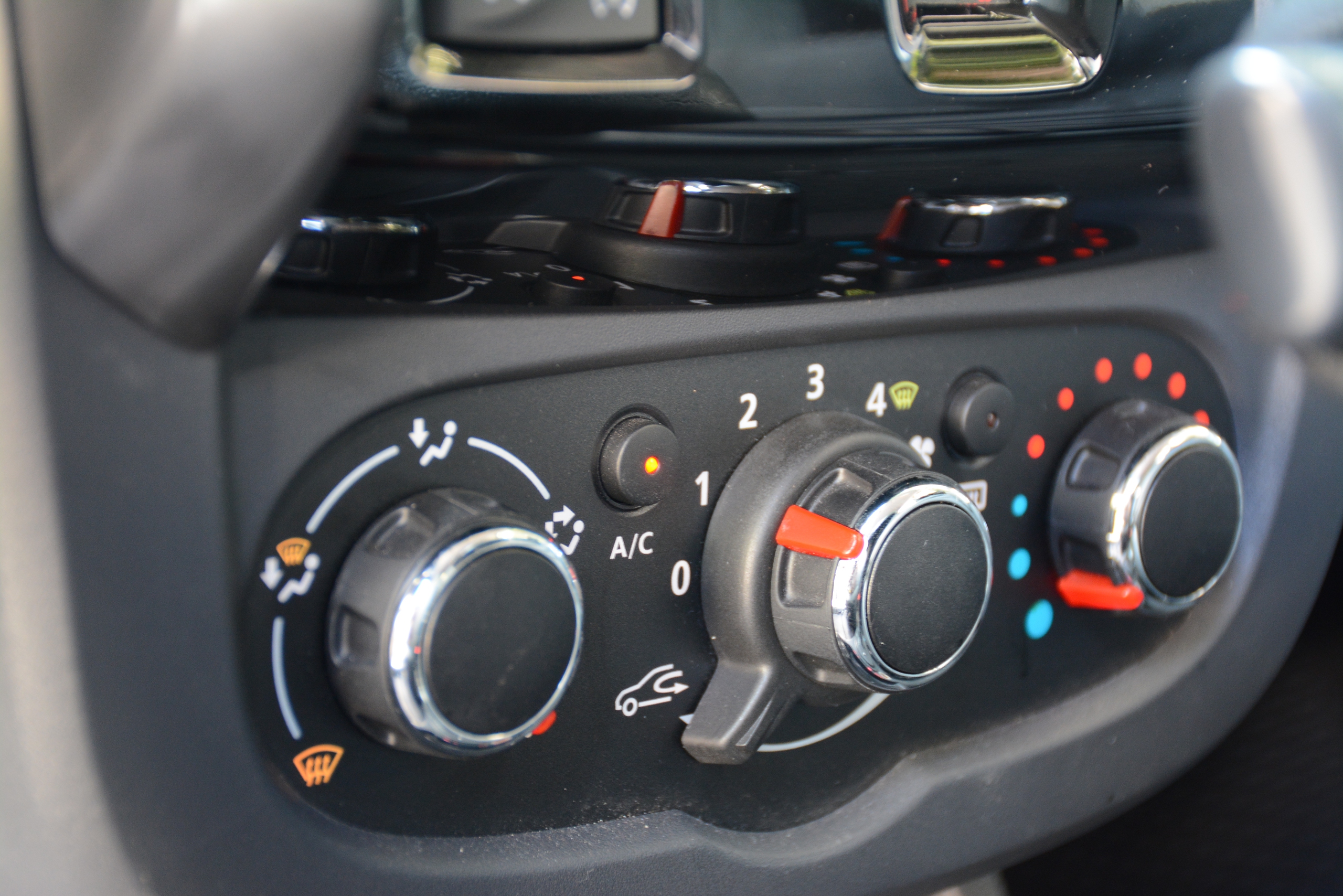 5 dấu hiệu cảnh báo điều hòa ô tô sắp hết gas, người dùng cần biết - Ảnh 1.