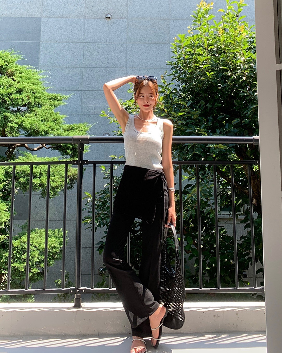 5 kiểu trang phục kết hợp một cách hoàn hảo với dép sandal- Ảnh 1.