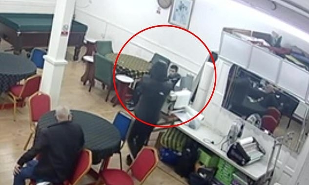 Hình ảnh từ camera giám sát cho thấy  người đàn ông trùm mũ bước vào câu lạc bộ Thổ Nhĩ Kỳ ở Tottenham, chĩa súng vào Talip Guzel rồi nổ súng. Ảnh: DM