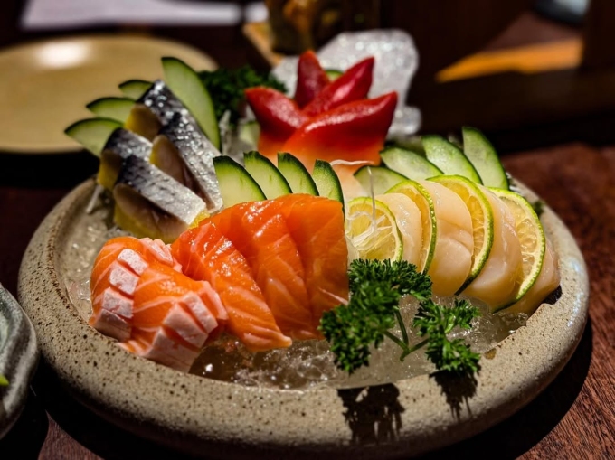 Cá hồi là một trong những thực phẩm giàu omega-3, có công dụng kháng viêm và tăng cường sức khỏe làn da. Ảnh: Quốc An