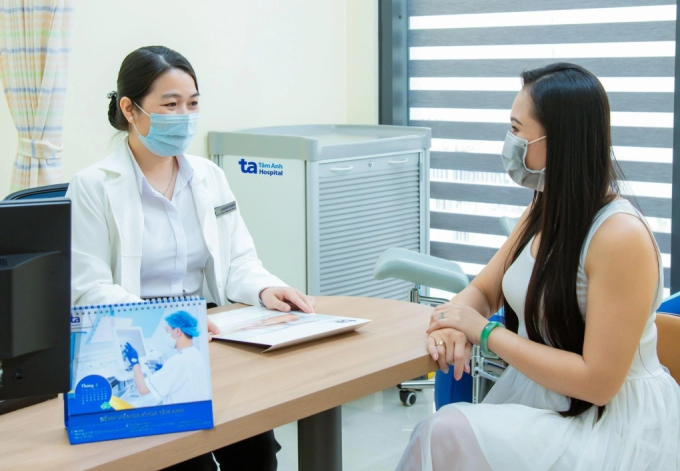 Bác sĩ Bệnh viện Đa khoa Tâm Anh tư vấn kiểm tra nội tiết cho phụ nữ 40 tuổi. Ảnh: Bệnh viện cung cấp