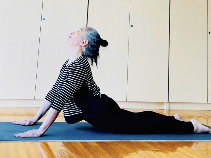 Thực hành các tư thế yoga giãn cơ nhẹ nhàng buổi tối có thể giúp cơ thể thư giãn. Ảnh: Quỳnh Dung