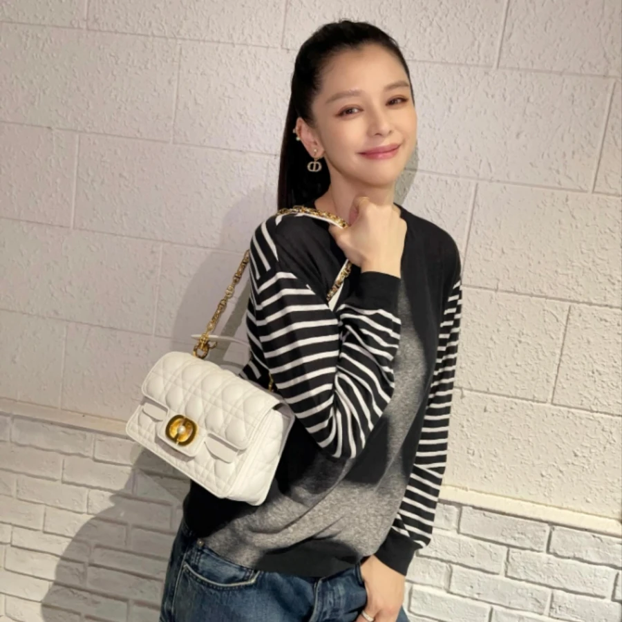 50 tuổi, Từ Nhược Tuyên ăn Tết không béo lên mà còn quay về cân nặng thời trung học, trẻ xinh hút hồn- Ảnh 1.