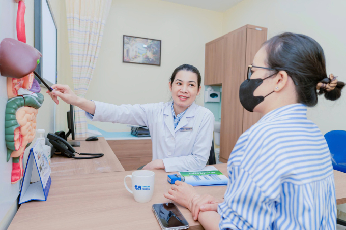 Bác sĩ Oanh đang tư vấn cơ chế tiêu hóa thức ăn cho người bệnh. Ảnh minh họa: Bệnh viện Đa khoa Tâm Anh