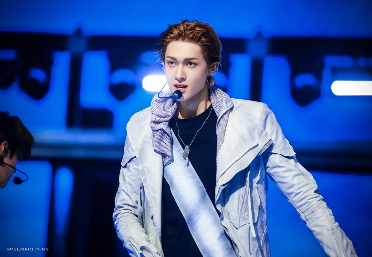 Mỹ nam 1m9 đang nổi tiếng: 6 tháng 10 triệu fan, có cả bức tường check-in ở Hà Nội, làm 1 TTTM đông kín người- Ảnh 1.