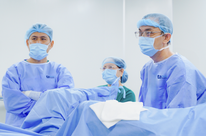 Bác sĩ Hữu (ngoài cùng bên phải) đang phẫu thuật điều trị cho bệnh nhân. Ảnh minh họa: Bệnh viện Đa khoa Tâm Anh