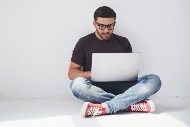 Thói quen đặt máy tính xách tay lên đùi để làm việc làm 'vùng kín' nóng lên rất nhanh, gây hại trực tiếp đến khả năng sản xuất tinh trùng.