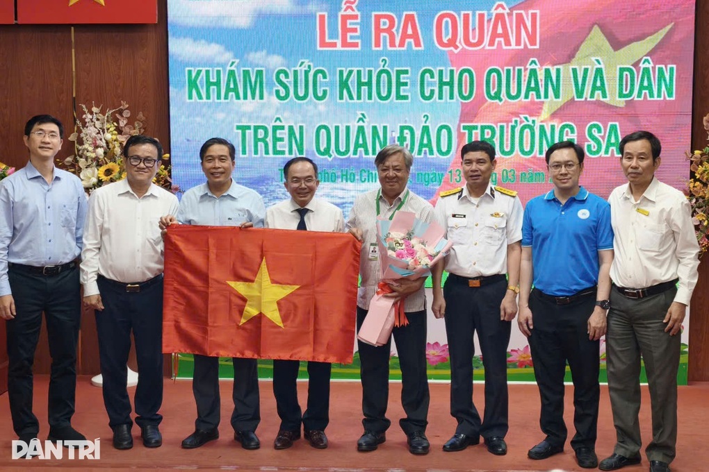 60 y bác sĩ của 4 bệnh viện ở TPHCM làm nhiệm vụ đặc biệt tại Trường Sa - 1