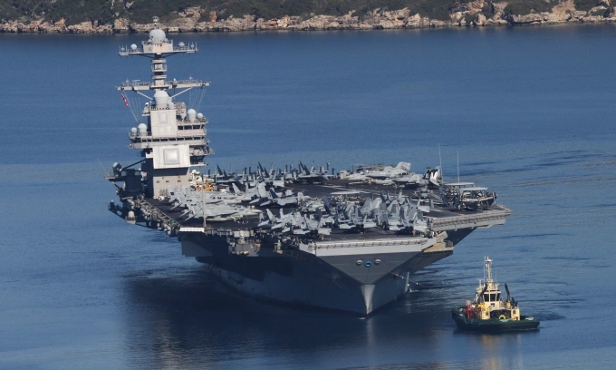 Siêu tàu sân bay USS Gerald R. Ford rời căn cứ Souda trên đảo Crete, Hy Lạp, ngày 26/2. Ảnh: AFP