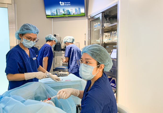 Bác sĩ Vân Anh chọc hút trứng cho người bệnh. Ảnh: Bệnh viện Đa khoa Tâm Anh - Quận 8