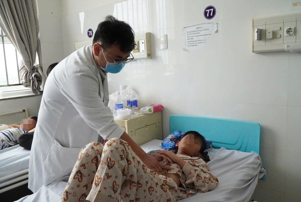 79 ca cấp cứu sau khi ăn bánh mì vỉa hè ở TPHCM, 4 người tái nhập viện - 1