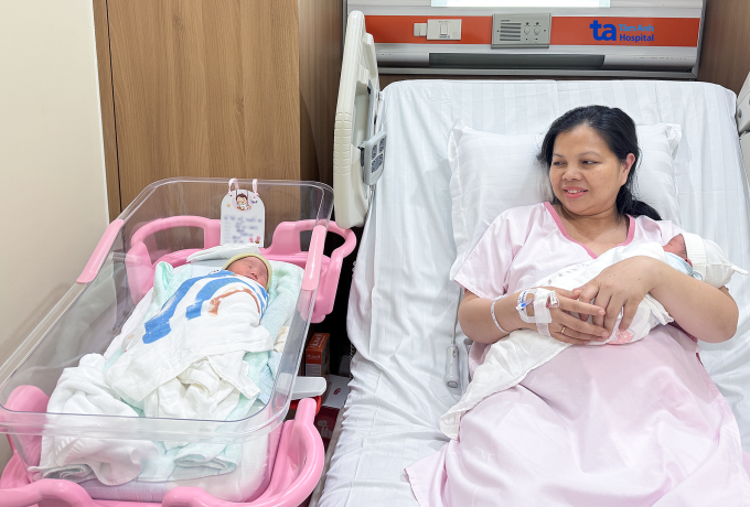 Chị Tuyết và hai con song sinh mới chào đời. Ảnh: IVF Tâm Anh