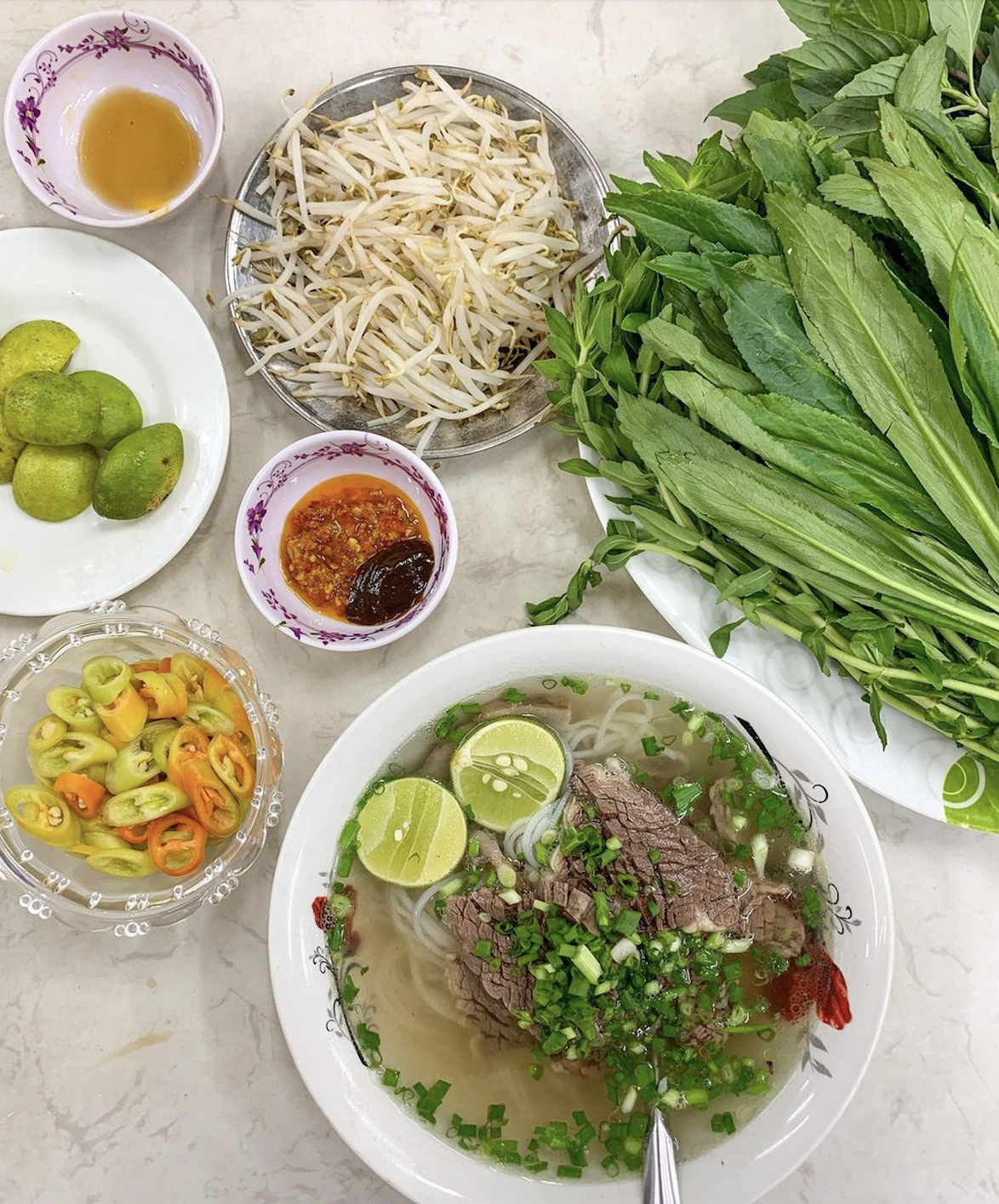 Nhiều người đang tự phá hỏng bát phở chỉ vì nhầm lẫn tai hại giữa ba loại rau này- Ảnh 2.