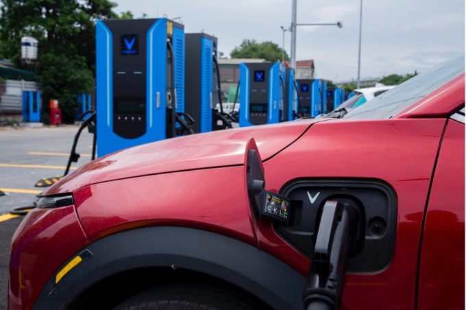 Với trụ công suất 150 kWh, chủ xe có thể rút ngắn thời gian sạc. Ảnh: Tuấn Vũ