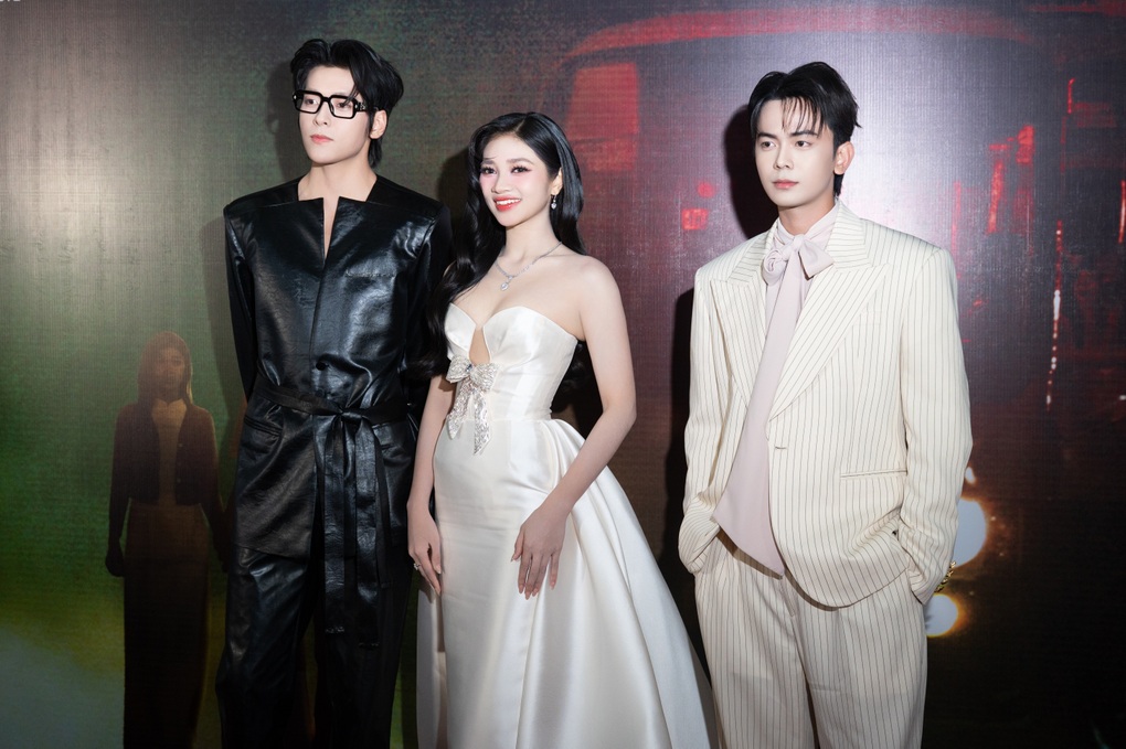 Á hậu Minh Kiên kể nụ hôn màn ảnh cùng mỹ nam cao 1,92m - 1