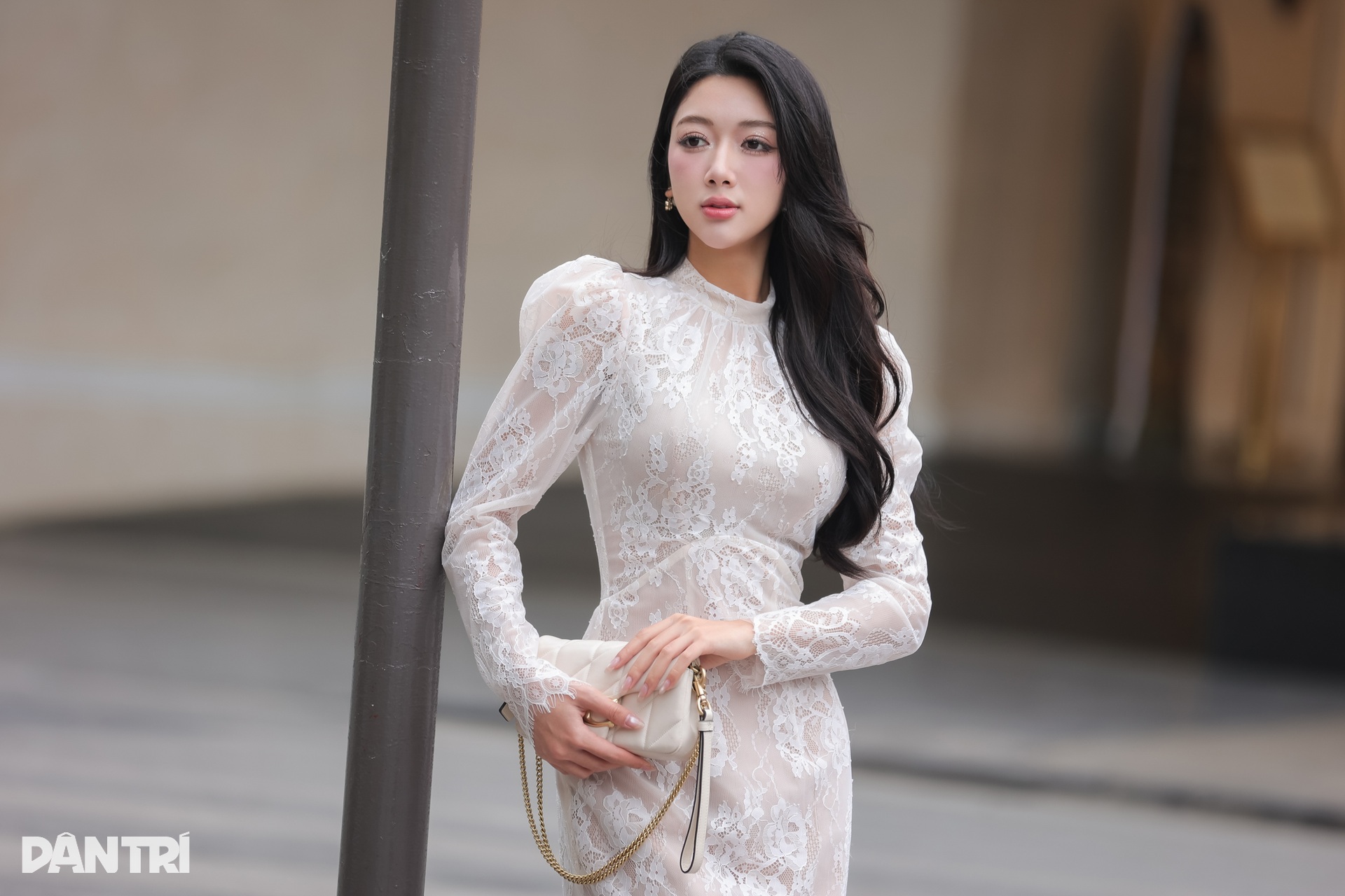 Á khôi Thanh Hương gợi cảm với váy ren trắng - 1