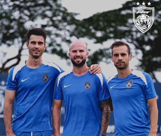 Jon Irazabal, Joao Figueiredo và Hector Hevel (từ trái sang) trong màu áo CLB Malaysia Johor Darul Tazim. Ảnh: JDT