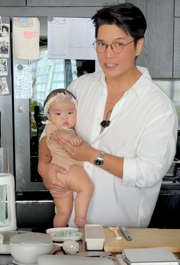 Ái nữ của Ngô Thanh Vân chính thức ăn dặm, Huy Trần khoe loạt “đồ nghề” xịn sò, một chiếc máy đã hơn 6 triệu khiến các mẹ bỉm trầm trồ- Ảnh 2.