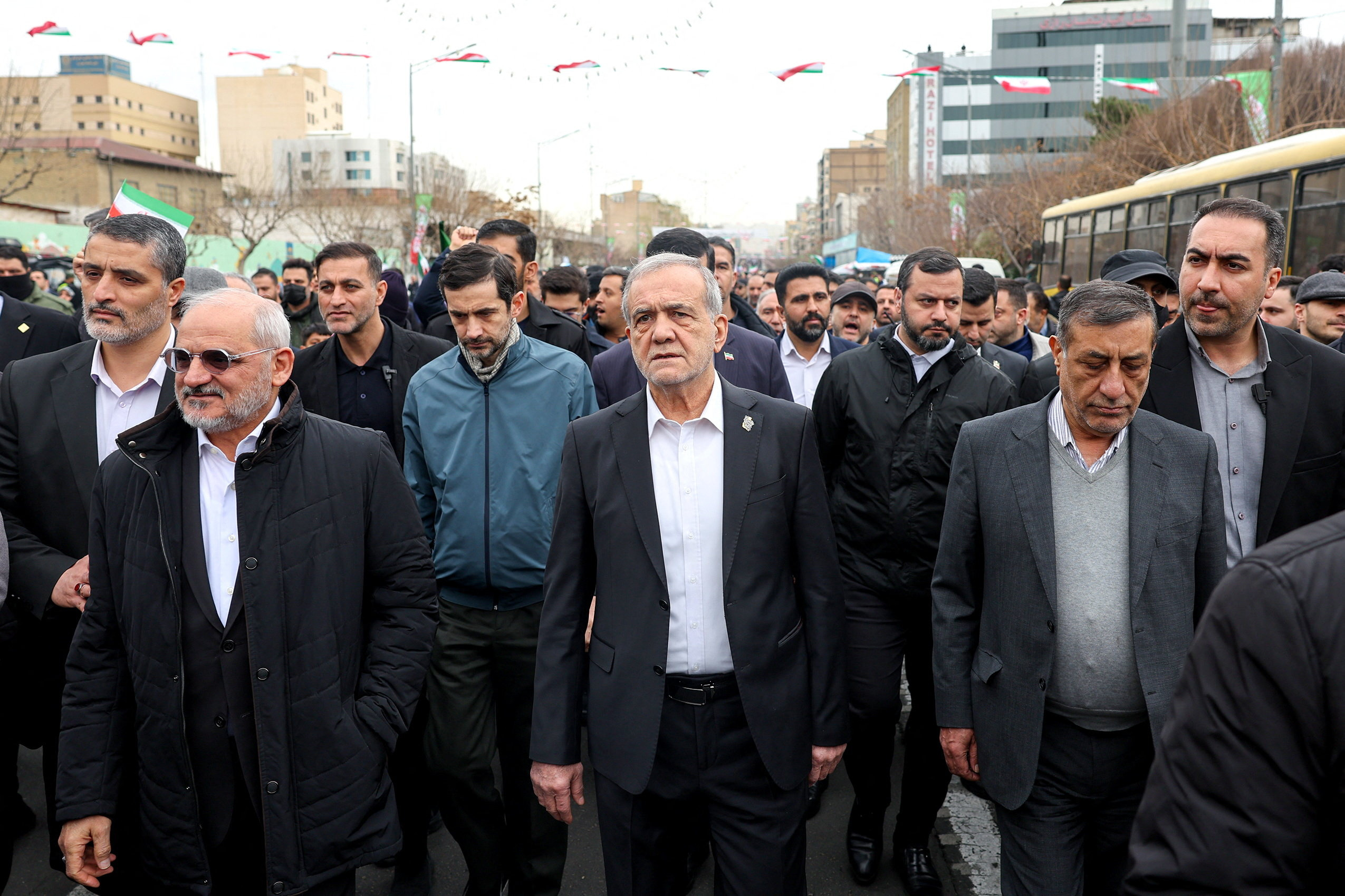 Ai sẽ dẫn dắt Iran? Hội đồng lãnh đạo lâm thời thay thế Lãnh tụ tối cao - Ảnh 1. Ai sẽ dẫn dắt Iran? Hội đồng lãnh đạo lâm thời thay thế Lãnh tụ tối cao - Ảnh 1.