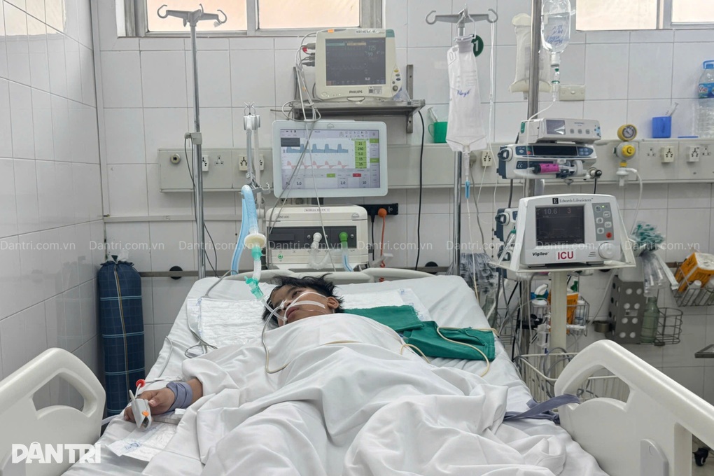 Ám ảnh ánh mắt khát sống của cậu bé 13 tuổi mắc u não, suy tim cấp - 1