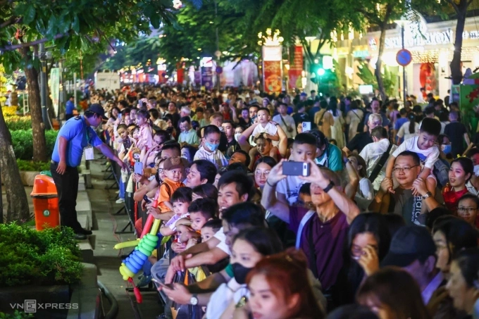 Dòng người tập trung về ở khu vực đường Nguyễn Huệ khi ở đây tổ chức lễ hội. Ảnh: Quỳnh Trần