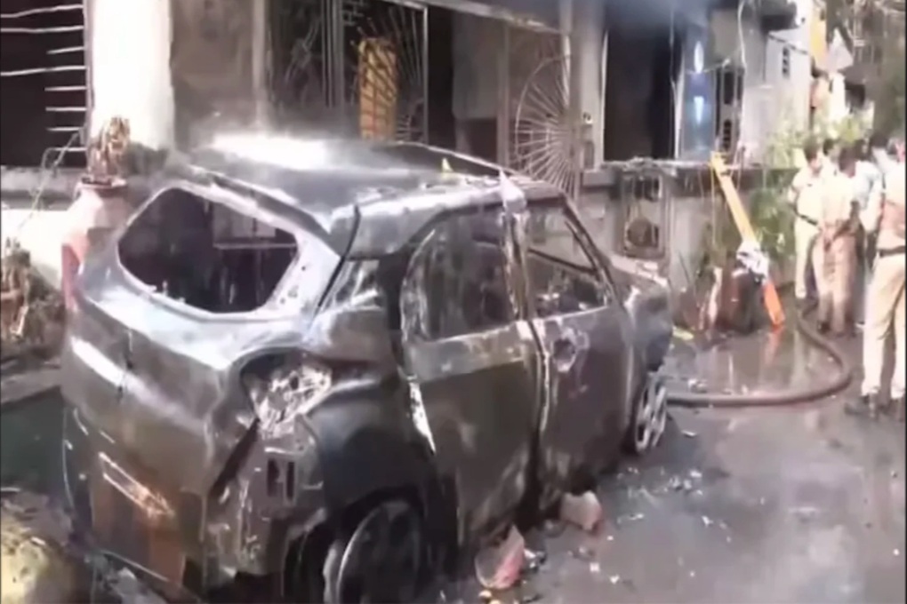 Ấn Độ: Xe điện bốc cháy khi đang sạc, lan sang nhà ở làm 8 người thiệt mạng - 2