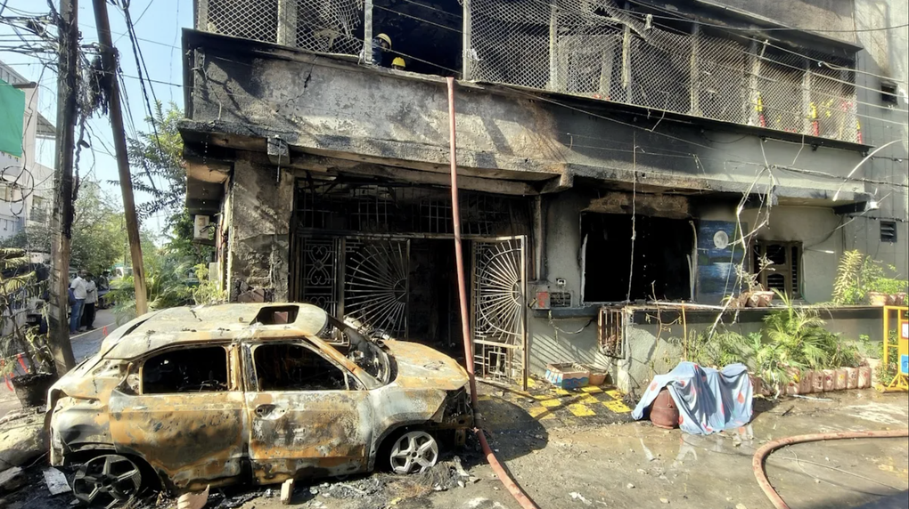 Ấn Độ: Xe điện bốc cháy khi đang sạc, lan sang nhà ở làm 8 người thiệt mạng - 1