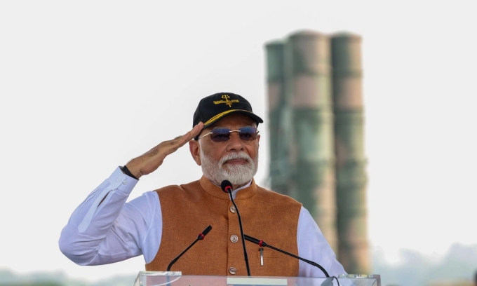 Thủ tướng Narendra Modi đứng trước bệ phóng S-400 tại căn cứ Adampur hồi tháng 5/2025. Ảnh: Văn phòng Thủ tướng Ấn Độ