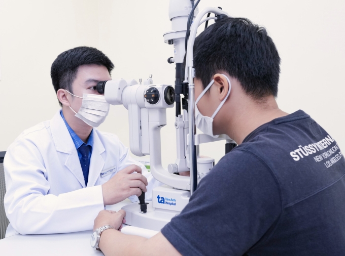 Bác sĩ Phúc soi đèn khe kiểm tra mắt cho một nam thanh niên. Ảnh minh họa: Bệnh viện Đa khoa Tâm Anh
