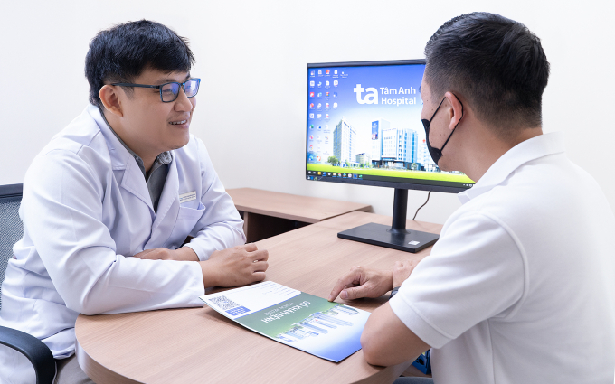 Bác sĩ Nghĩa tư vấn cách bổ sung hormone tuyến giáp cho người bệnh. Ảnh minh họa: Bệnh viện Đa khoa Tâm Anh