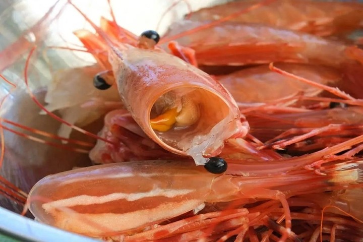 Dù có chứa một số hợp chất có lợi, nhưng giá trị dinh dưỡng của vỏ tôm không quá lớn. Do đó, việc ăn hay bỏ vỏ tôm tùy thuộc vào sở thích cá nhân