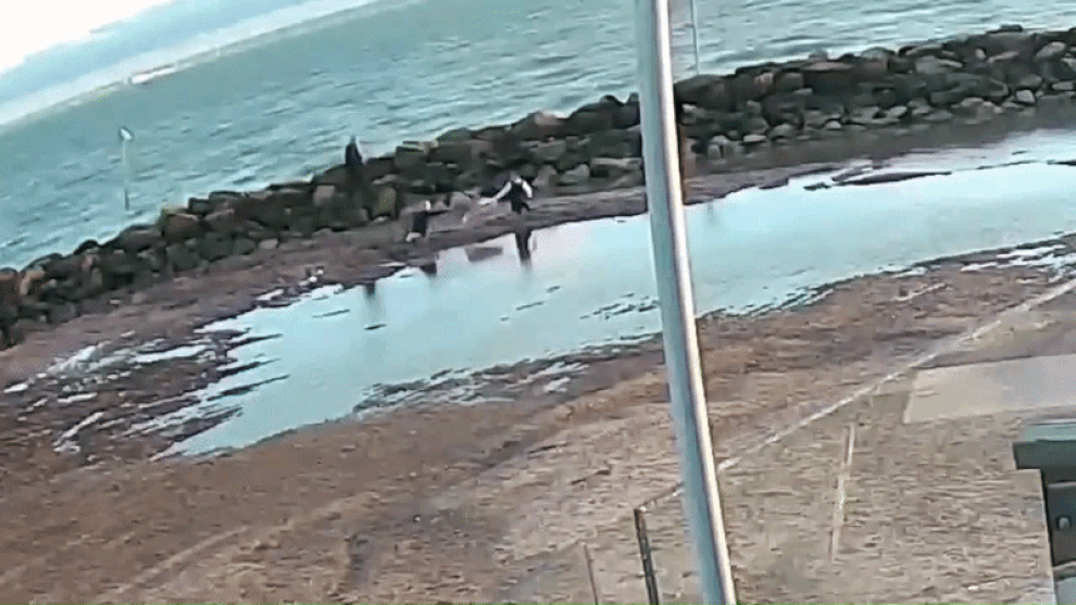 Anh: Hai mẹ con bị cát lún ngang thắt lưng suýt bị nuốt chửng trên bãi biển - 1