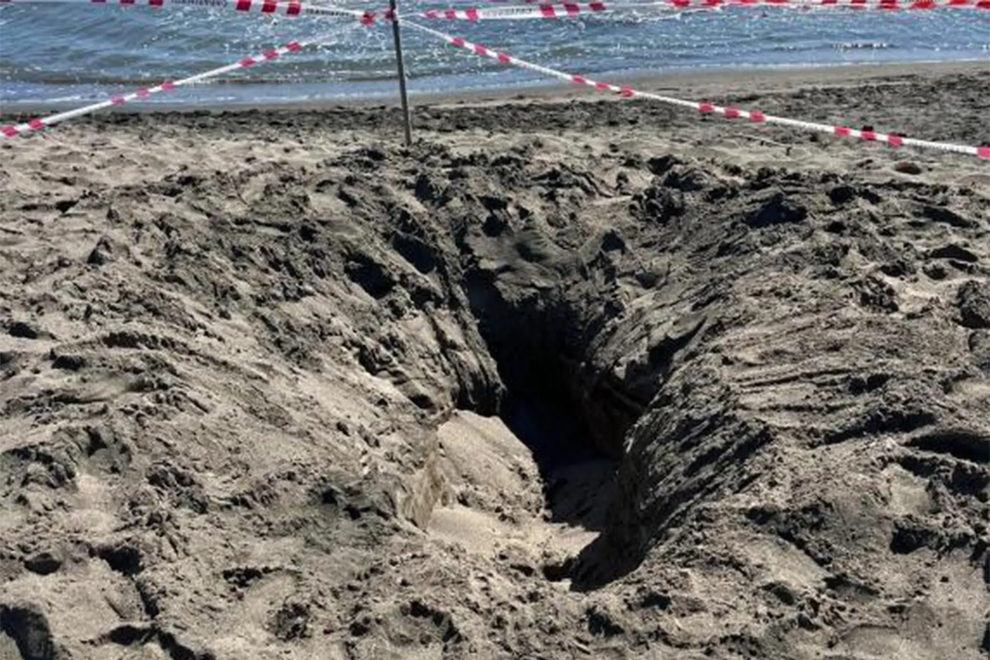 Anh: Hai mẹ con bị cát lún ngang thắt lưng suýt bị nuốt chửng trên bãi biển - 2