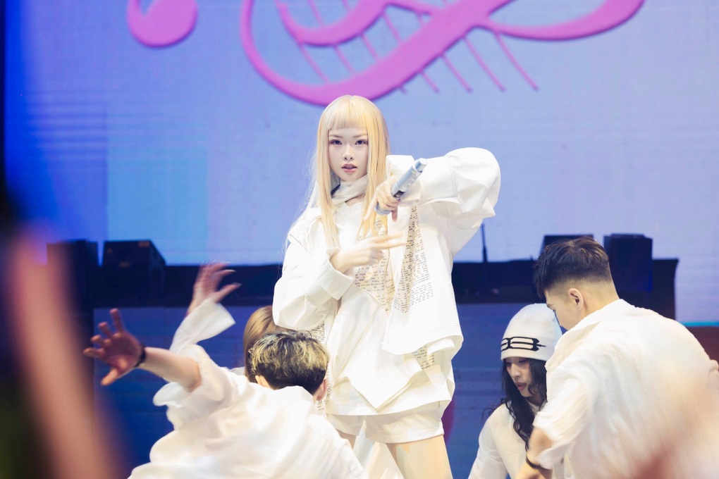 Ánh Sáng AZA đắt show sau Em xinh, nói về áp lực tài chính tuổi 20 - 1