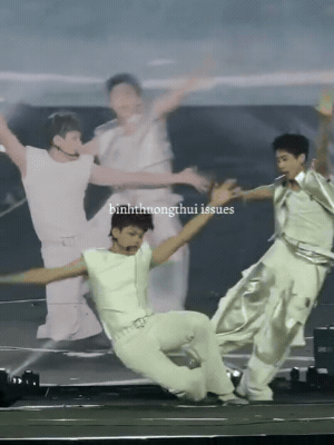 Anh trai diễn 1 đêm concert mà gặp sự cố 3 lần, khoảnh khắc té ngã ai nhìn cũng hoảng- Ảnh 1.