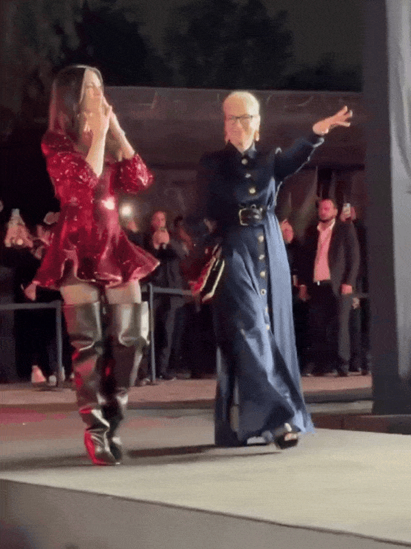 Anne Hathaway đang mặc cái gì vậy?- Ảnh 1.