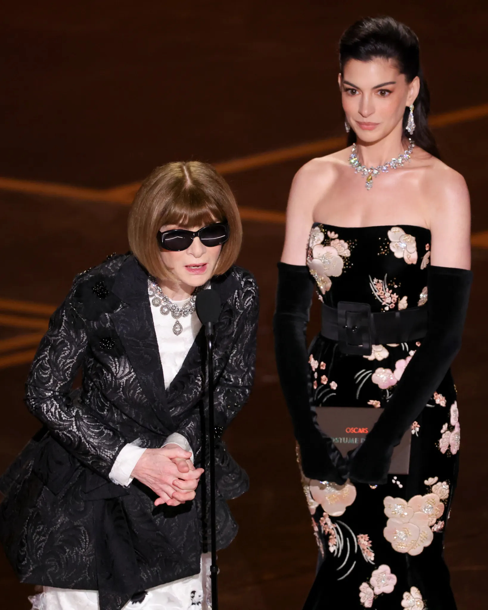 Anne Hathaway dung do Anna Wintour quay duc nuoc san