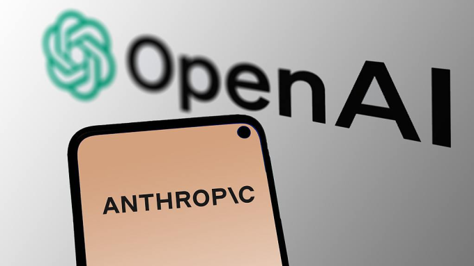 Logo của OpenAI và Anthropic hiển thị trên smartphone. Ảnh: VCG