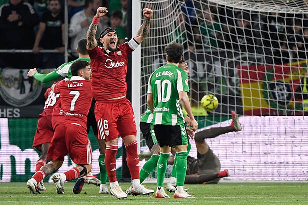 Antony mâu thuẫn với CĐV Real Betis sau trận hòa nghẹt thở - 1