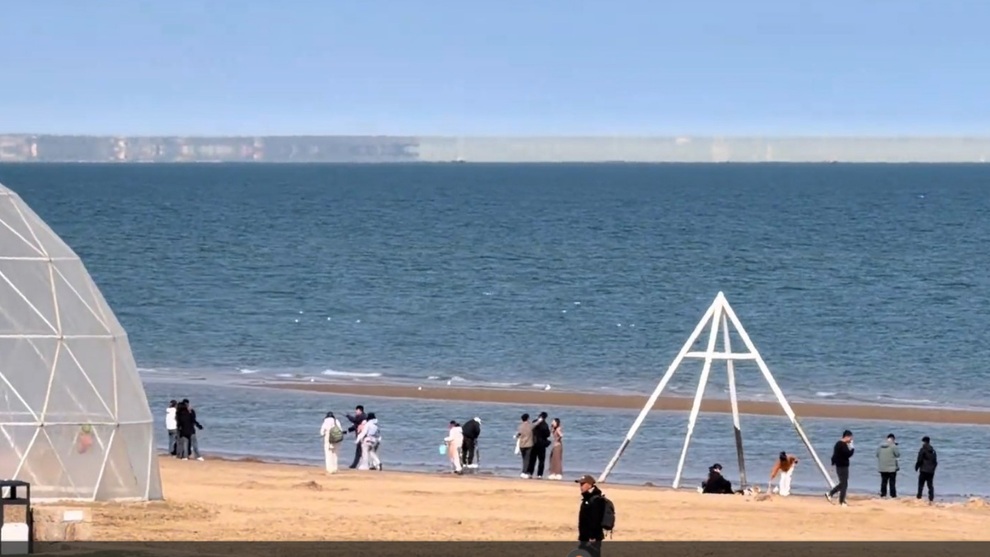 Ảo ảnh “đoàn tàu” lơ lửng giữa trời và biển ở Trung Quốc gây xôn xao - 1