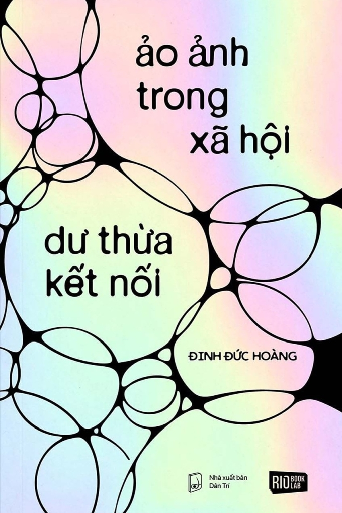 Bìa sách Ảo ảnh trong xã hội dư thừa kết nối. Ảnh: RIOBook